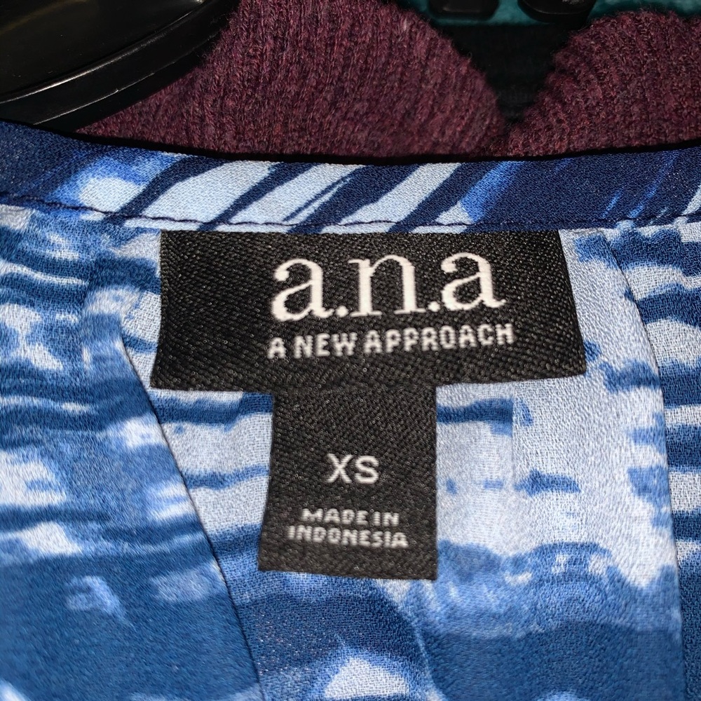 ✨💙 Ana Ruffle Blouse Size XS - Picture 3 of 3
